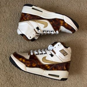 Nike Air Assault High sz 7.5W (Sail/Metallic Gold)